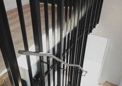 Schwarzes Stabgeländer im Treppenhaus