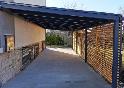 Carport mit Stahlkonstruktion und Holzlamellen
