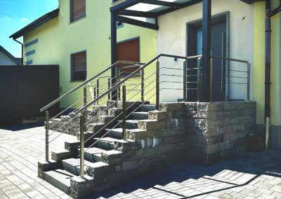 Eingangsüberdachung mit Geländer