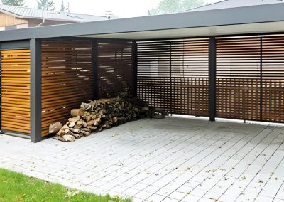 Freistehendes Carport mit Holzlamellen