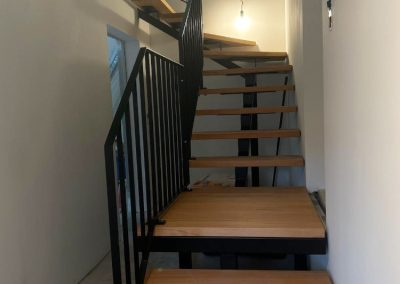 Stahltreppe mit offenen Holzstufen