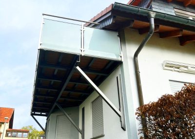 Anbaubalkon mit Glasgeländer