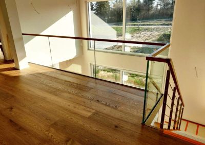 Glasgeländer an Galerie und Treppe