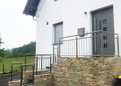 Außengeländer an Natursteinmauer