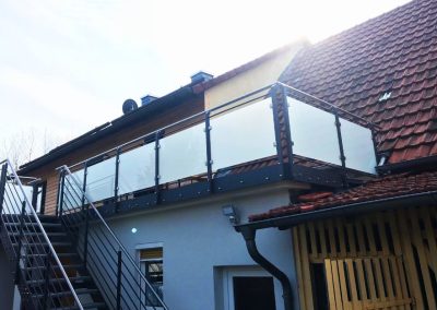Balkonanlage mit Glasfüllung