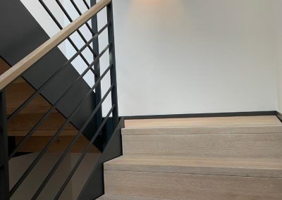 Stahltreppe mit Holzstufen