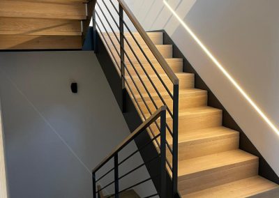 Moderne Treppenanlage in Stahl und Holz