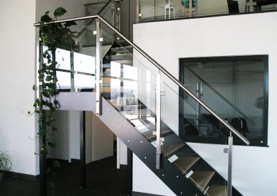 Stahltreppe mit Glasgeländer