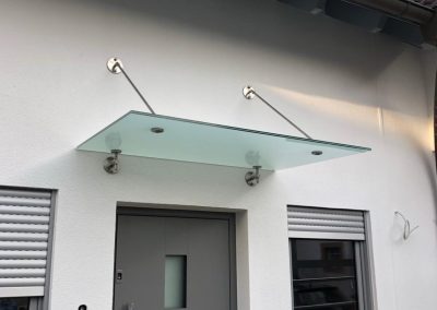 Glasvordach mit Edelstahlhalterungen