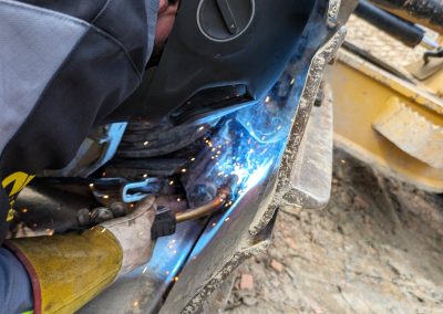 Schweißarbeit am Schaufelzahn